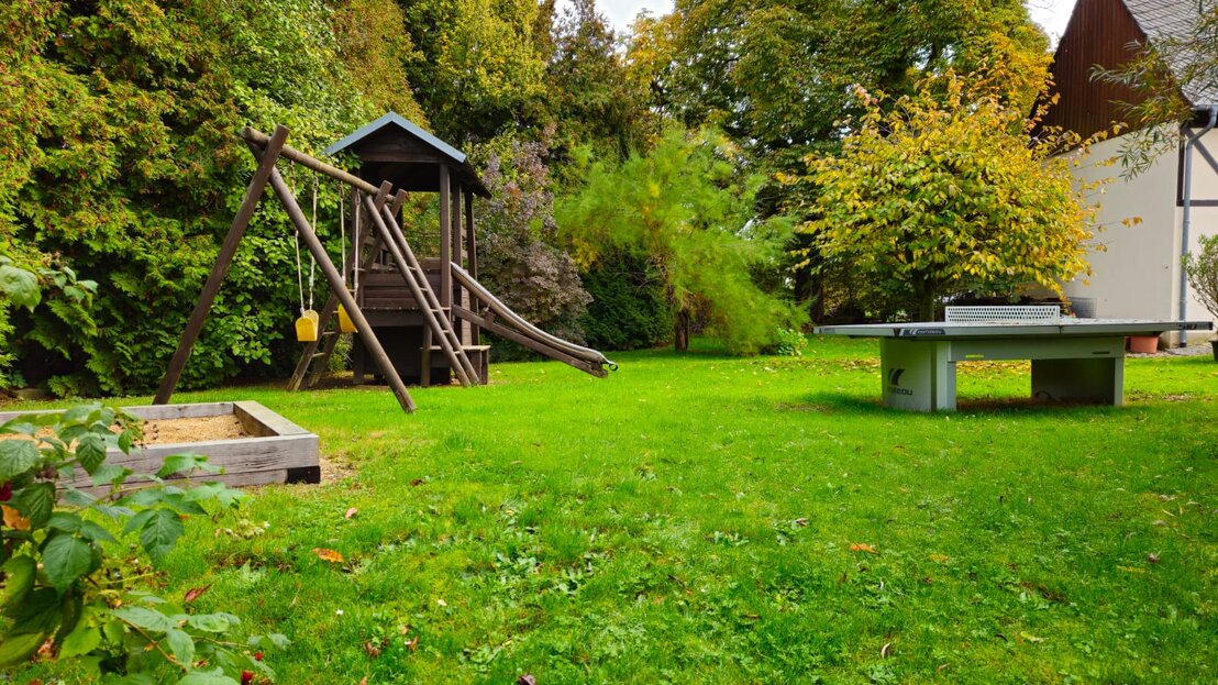 Familie mit Hund im Garten