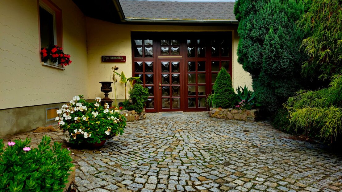 Herzliche Gastgeber begrüßen Gäste