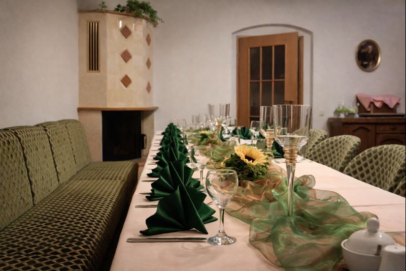 Gemütliche Gaststube mit Holztischen.