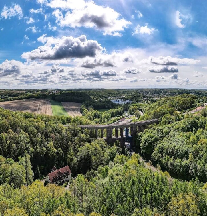 Flusslauf im Zschopautal mit Waldhängen